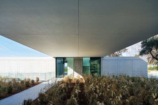 A 54-foot bridge containing the master suite spans a central courtyard.