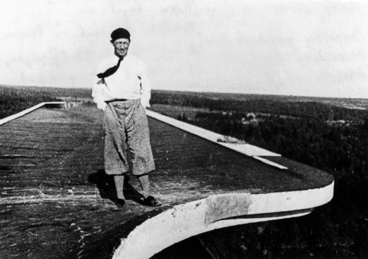 Aalto on the roof of Paimio, 1932