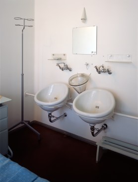 Patient washbasins, designed to reduce splashing noise