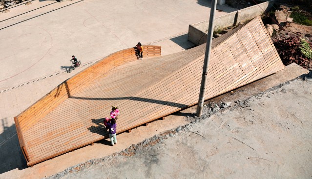 A 3.6-foot-tall fence traces the edge of the roof on the plaza side.