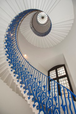 The metal balustrades of the cantilevered spiral Tulip stairs were repainted to their original cobalt blue as part of the restoration.