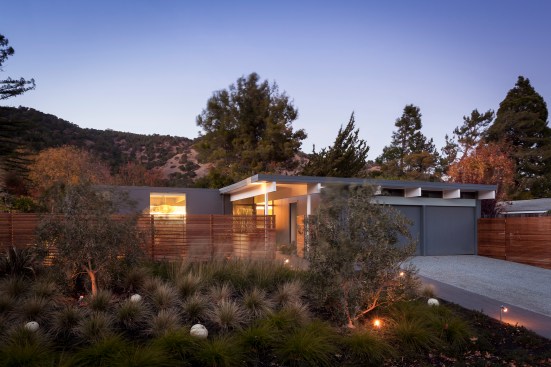 Careful use of landscaping diffuses the view to and from the home without compromising the feeling of openness.