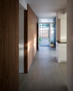 Eichler homes used mahogany as accent walls to visually connect spaces. This remodel uses walnut veneer.