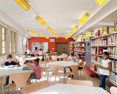 A view of the main library seating area at P.S. 31. Both libraries have preset dimming lighting controls. The arrangement of the fixtures was zoned to allow for future integration of a lighting control system that potentially uses daylight harvesting.