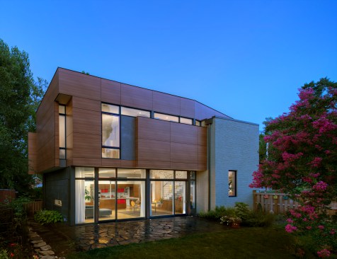 Side elevation: Window openings were rethought with the goal of both
maintaining privacy and admitting more natural light.