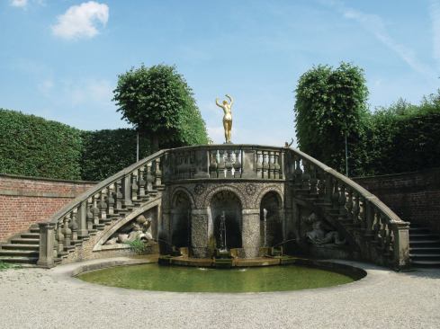 There are several pavilions and other structures in the garden, such as this fountain staircase leading to the garden theater on the east side of the Grosser Garten.