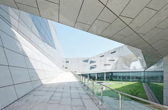 A ground-floor opening in the west façade gives way to an open-air courtyard.