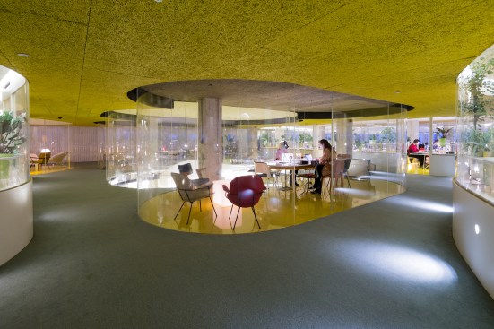 SelgasCano was tasked with creating high visual impact on a low budget. Mineral-wool ceiling panels and vintage furniture contributed to the overall savings. A 2014 report from Arcadis places the indicative cost for major office renovations in London at between $185 and $210 per square foot. At roughly £1,300 per square meter (or $184.50 per square foot), SelgasCano’s renovation of the Second Home space falls at the bottom of that range.