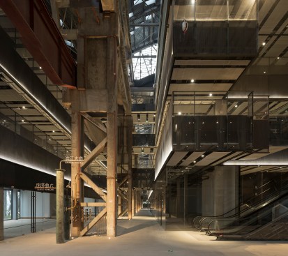 Atria running the length of the building allow visitors to understand the vastness of the original structure, while moving around to the various restaurants and retail spaces.