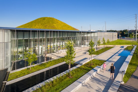 The terraced contemplative gardens to the west of the site offer the best view of the mounded green roof, which is planted with a variety of sedums. 