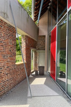 Above/Below: Pachtwoning house by Jo Taillieu Architecten.
