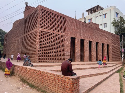 Bait Ur Rouf Mosque in Dhaka, was designed by local architect Marina Tabassum. The mosque sits on a raised plinth, which protects it from floodwater and creates a communal area for relaxing that also separates the building from the busy streetscape.
