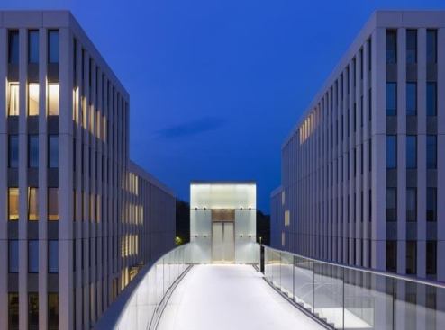 At night the LED handrails provide a uniform light from the stairs to the walkway.