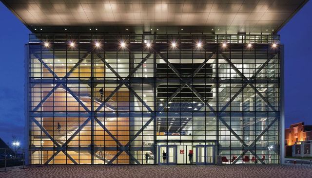 The main entrance to the new business school building is at the south, beneath the bridge that joins the two volumes. 
