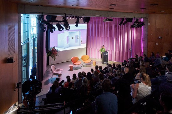 Architect Afaina de Jong presenting at the The World Around event in Rotterdam in July 2022