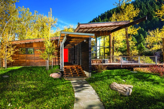 Situated at the bank of the Gallatin River in Montana, Geode turns its rough, timber-clad back to the road and opens up its crystalline glazing to views of the river.