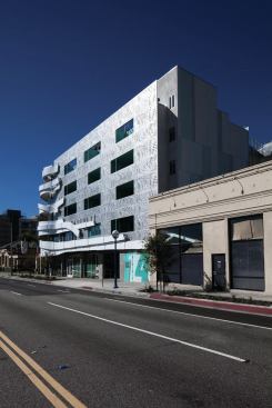 The ribbons extend across the perforated aluminum screen of the east façade, fabricated by Gardena, Calif.–based Machineous.