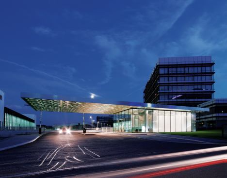 The gatehouse is the first building in a new master plan for the Trumpf campus. The glass pavilion around the core is composed of two layers of float glass that sandwich stacked tube sections of acrylic glass. This renders the core visible as a blurred, soft shape on the facade.