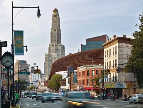 The Barclays Center faced community opposition from the early stages of the process, largely from neighbors concerned about how the larger Atlantic Yards development might change the neighborhood. But the south and east façades, seen here from Flatbush Avenue, demonstrate the consideration that SHoP Architects gave to scale and materials, in order to ensure that the arena does not overwhelm its surroundings. 