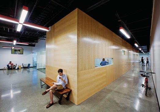 Office areas are connected by hallways with informal collaboration areas to allow the tenant companies to expand their office areas into the public realm when necessary.