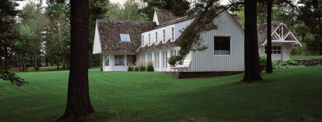 Salmela’s scheme for Peter and Cindy Emerson’s home blended traditional imagery with a modern sensibility and a deft manipulation of scale.