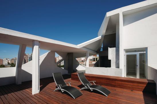 The geometry continues on the rooftop sundeck, with its wooden decking and tile floors.