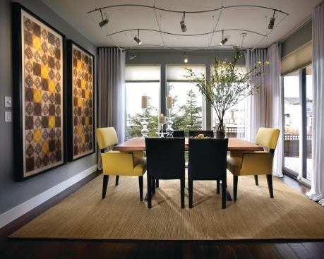 Floor-to-ceiling windows expand the dining room’s visual space to the outside.