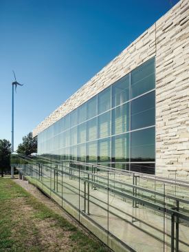 To enter the center, visitors take a ramp that begins at the building’s southeast corner and hugs the south façade.