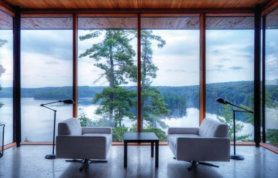 Walls of floor-to-ceiling glass maximize Cliff House’s elevated lakefront views.