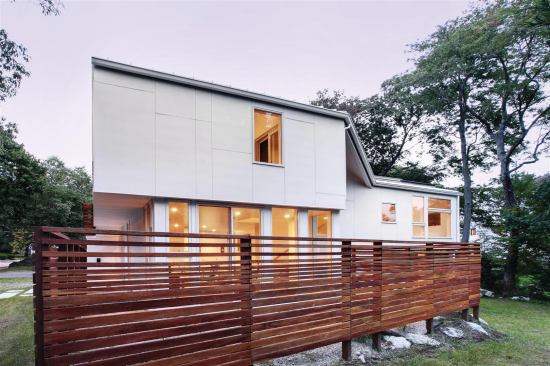 The ground floor of the Braver House is screened from neighbors, while the cantilevered second level provides shading for the ground floor.