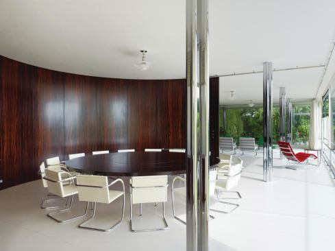 The curved Macassar wood wall around the dining area returned to its original spot in the house (it was moved during the 1980 renovation), and clad in a new veneer. Now the sight lines through the living area and into the conservatory are restored to Ludwig Mies van der Rohe’s original intent.