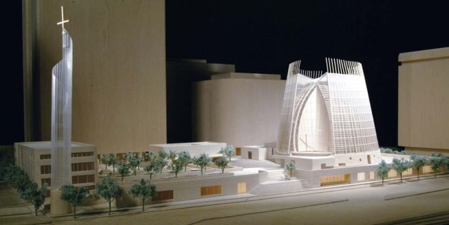 The cathedral's site on the shore of Lake Merritt is 16 feet lower than the surrounding city streets. This allowed the architects to nestle programmatic requirements, such as office space, underneath a large public plaza, leaving an uncluttered site.