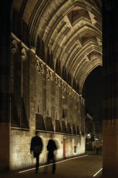 For the archway underneath the Dom Tower, inground LED luminaires provide a dramatic uplighting effect to highlight the details of the Gothic architecture.
