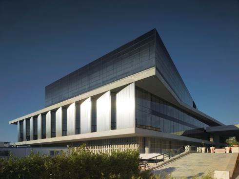Angled walls of stainless steel on the east and west façades block out the harshest sunlight.