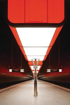 The light boxes are each equipped with two distinct lighting systems: fluorescent luminaires located along 

the bottoms of the containers provide illumination to 

the subway platform and RGB LEDs infuse the side and end panels of each container with a wash of color.