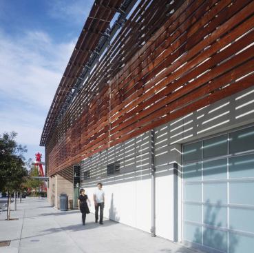 The ipe screen's configuration varies along the length of the building, changing from a device that shades interior offices and the central lobby to a double-layered windbreak along the western edge of the second-floor deck, where the yacht club's popular barbecue area is located.