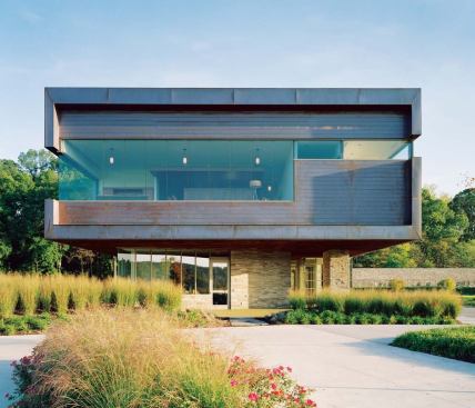 Modernism influenced the lean forms of the clubhouse and surrounding buildings. The architect intends the rectilinear geometry of both the clubhouse's overall volume and the window configuration and other details to contrast with the site's rolling hills.