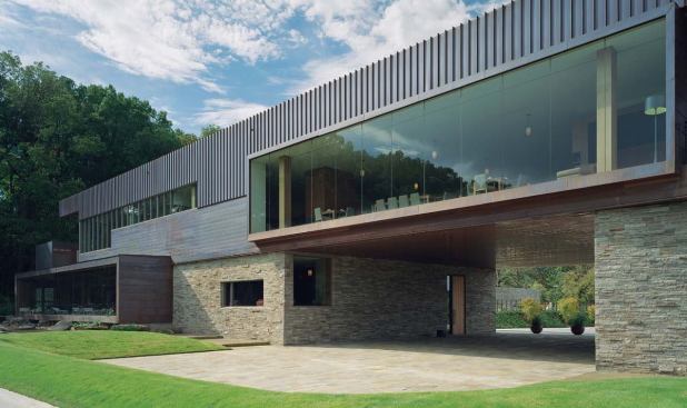 Large windows were planned for all public spaces to allow clear views of the surrounding landscape. A departure from traditional golf club architecture, this decision was crucial to connecting the building to its surroundings without forcing it to be "regional" in style.