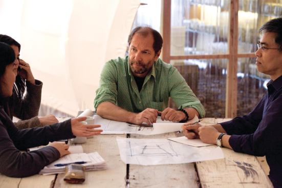 Maskin leading a discussion.