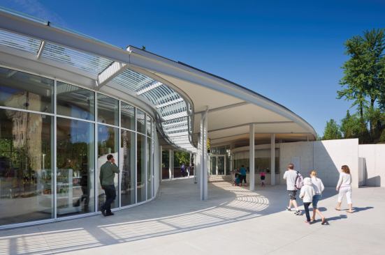 On the ground plane, visitors move through the building via a shaded breezeway that moves past ticketing and creates a choreographed entry sequence into the gardens.
