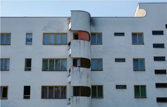 Another apartment block belonging to Scharoun's Ring Estate, which currently has about 2,800 residents in total. The balcony balustrades on this building were renovated during the 1980s.