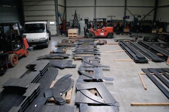 A team of two to three people needed one week to organize the 33 tons of Cor-Ten steel pieces by their layer number.