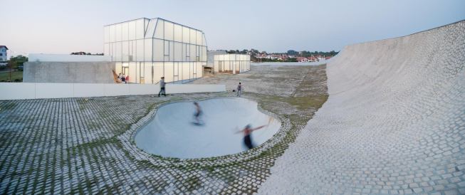 Skating pool on the roof plaza with the restaurant and surfer's kiosk beyond