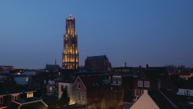 Created as part of the tri-centenary celebrations of the signing of the Treaty of Utrecht, "In Lumine Tuo" is a lighting installation that commemorates this Dutch city and its landmarks: the Dom Tower, church, and square. 