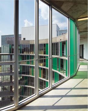 Transparency is an important facet of the project, fostering community by allowing each student to see the workspace and artwork of others living in the Gateway. The architects specified floor-to-ceiling Viraspan spandrel glass on the exterior and courtyard façades of the drum.