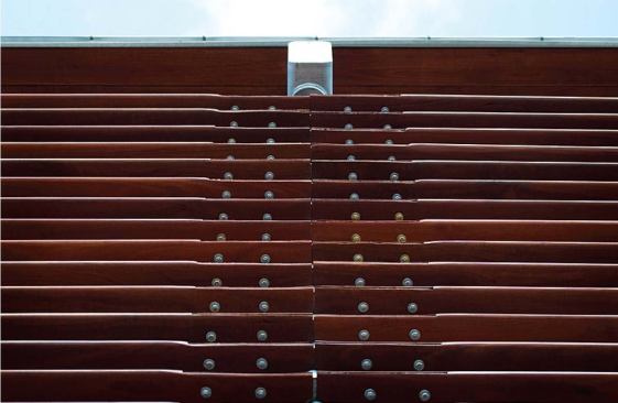 The wooden slats are made from jarrah, a renewable species of eucalyptus in Western Australia that complements the mahogany used for exterior boardwalks. 