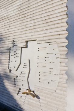 Fountain at entry, with the 'Symphony of Modules' motif seen throughout the house cast into the bamboo-formed concrete wall. 
