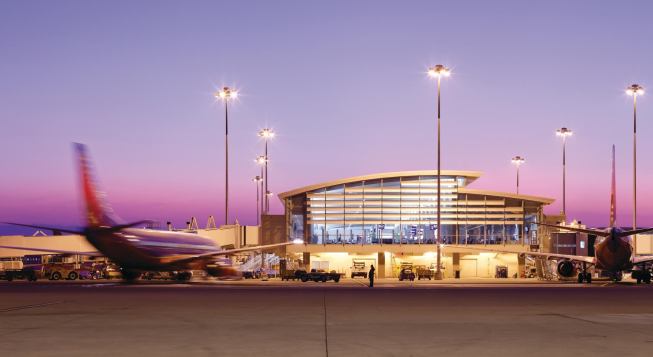 At the Sacramento International Airport, horizontal louvers on the exterior of the concourse building serve as one of the key elements in the project’s daylighting strategy and mitigate sun penetration and heat gain inside the building.

