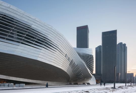 The articulated form of the building contrasts sharply with the orthogonal towers that are driving the expansion across much of Dalian’s emerging Central Business District. Seen as the central architectural piece in the master plan, the conference center is surrounded by landscaping and will stand apart from the density of the rest of the area. 