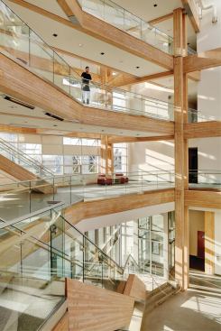 Landings surrounding the Commons have break-out meeting spaces and staircases to the upper-level offices.